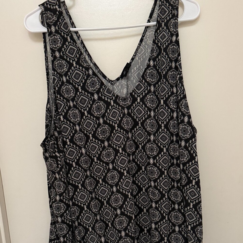 TORRID - Challis Stitch Detail Tank Black White Geometric size 4